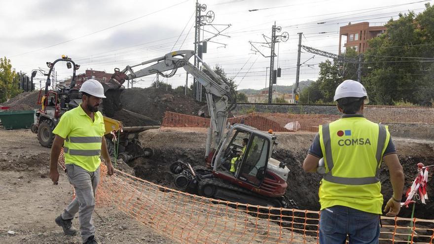 Empiezan las obras para acabar con las aguas fecales en la entrada de Xàtiva: cuatro semanas para cruzar bajo las vías