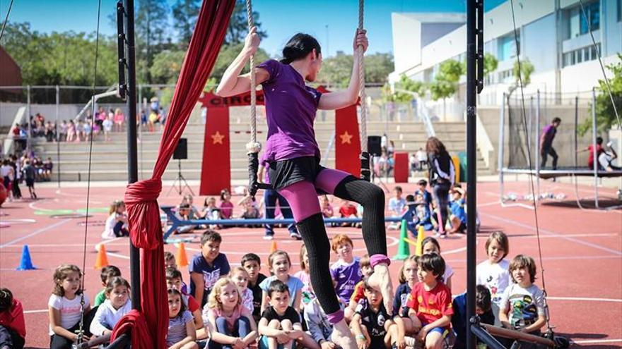 Escolares de las Vaguadas se acercan al arte del circo