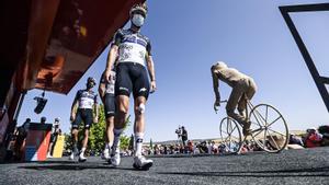 Los ciclistas, en el podio de salida de Bélmez.