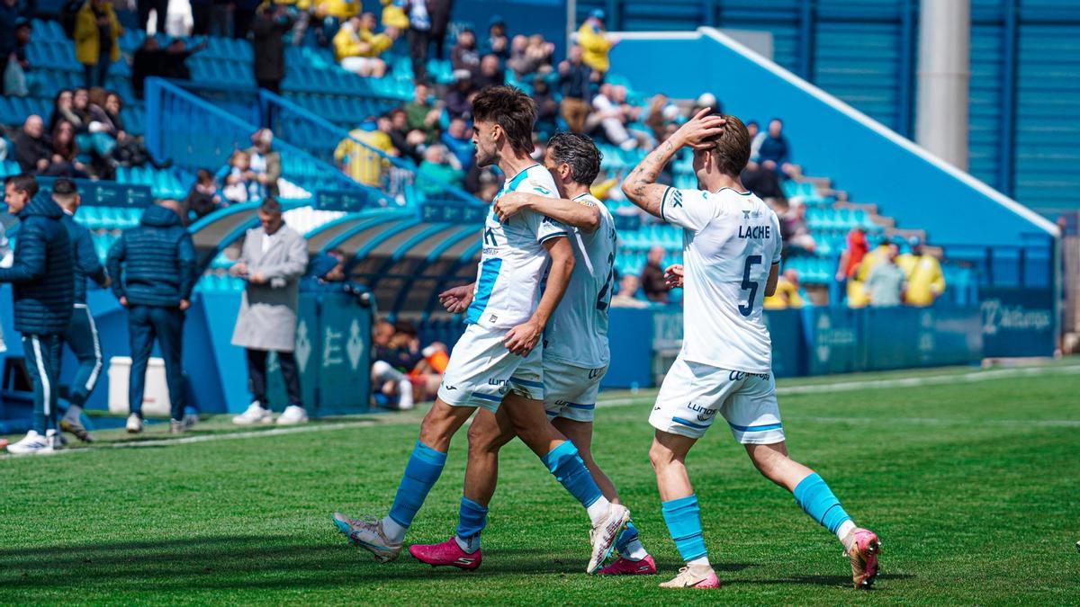 Manu Morillo celebra el gol que le ha dado el triunfo al Atlético Baleares