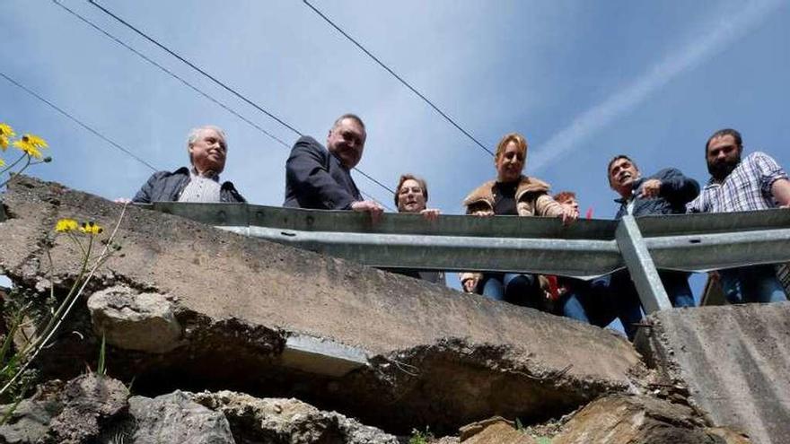 Argüelles y Álvarez, justo encima de la vía donde está el deslizamiento en el pueblo de Samartino.