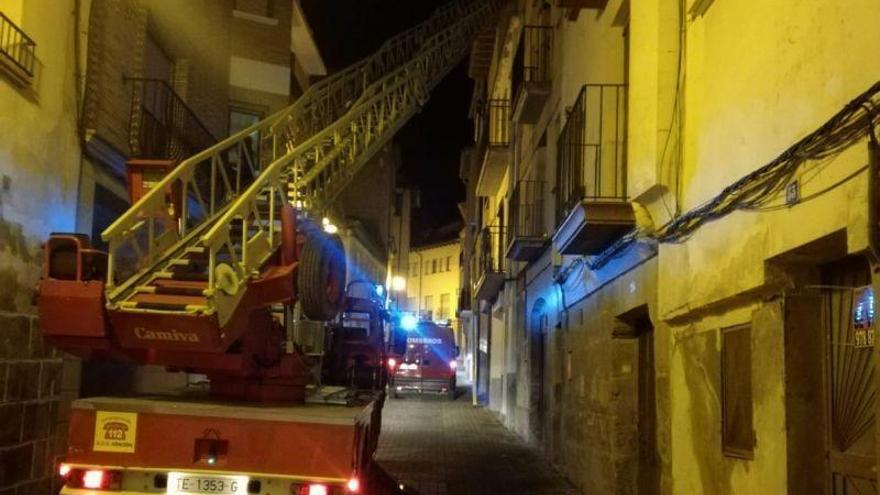 Los bomberos auxilian a una persona mayor en Alcañiz
