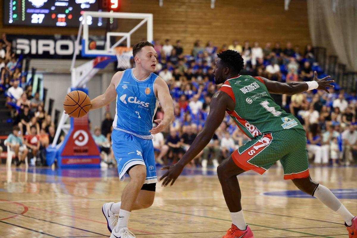 Tvrdic maneja el balón durante el partido ante Caja 87.