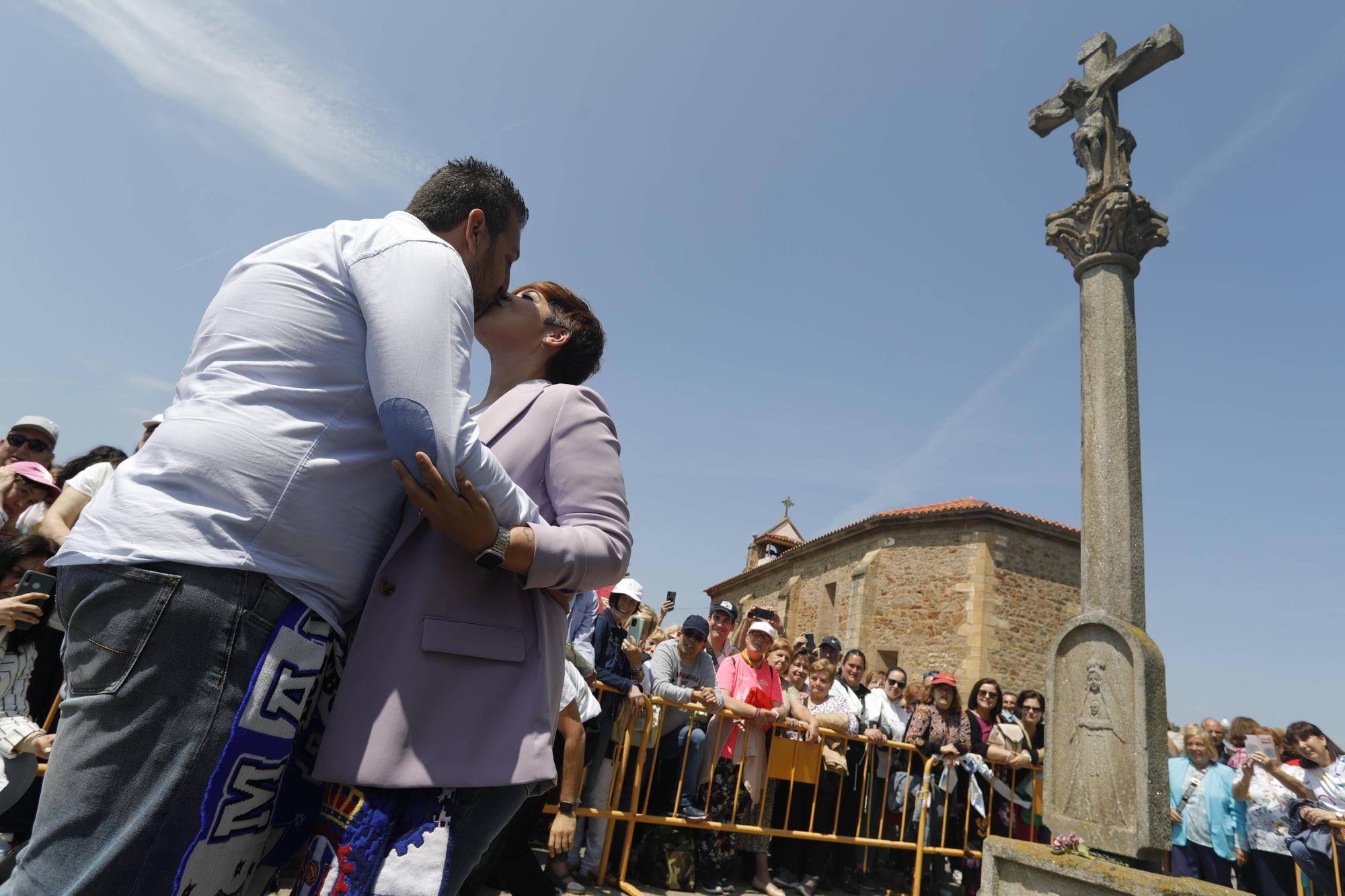 En imágenes: Tradicional rito del beso en la ermita de La Luz de Avilés