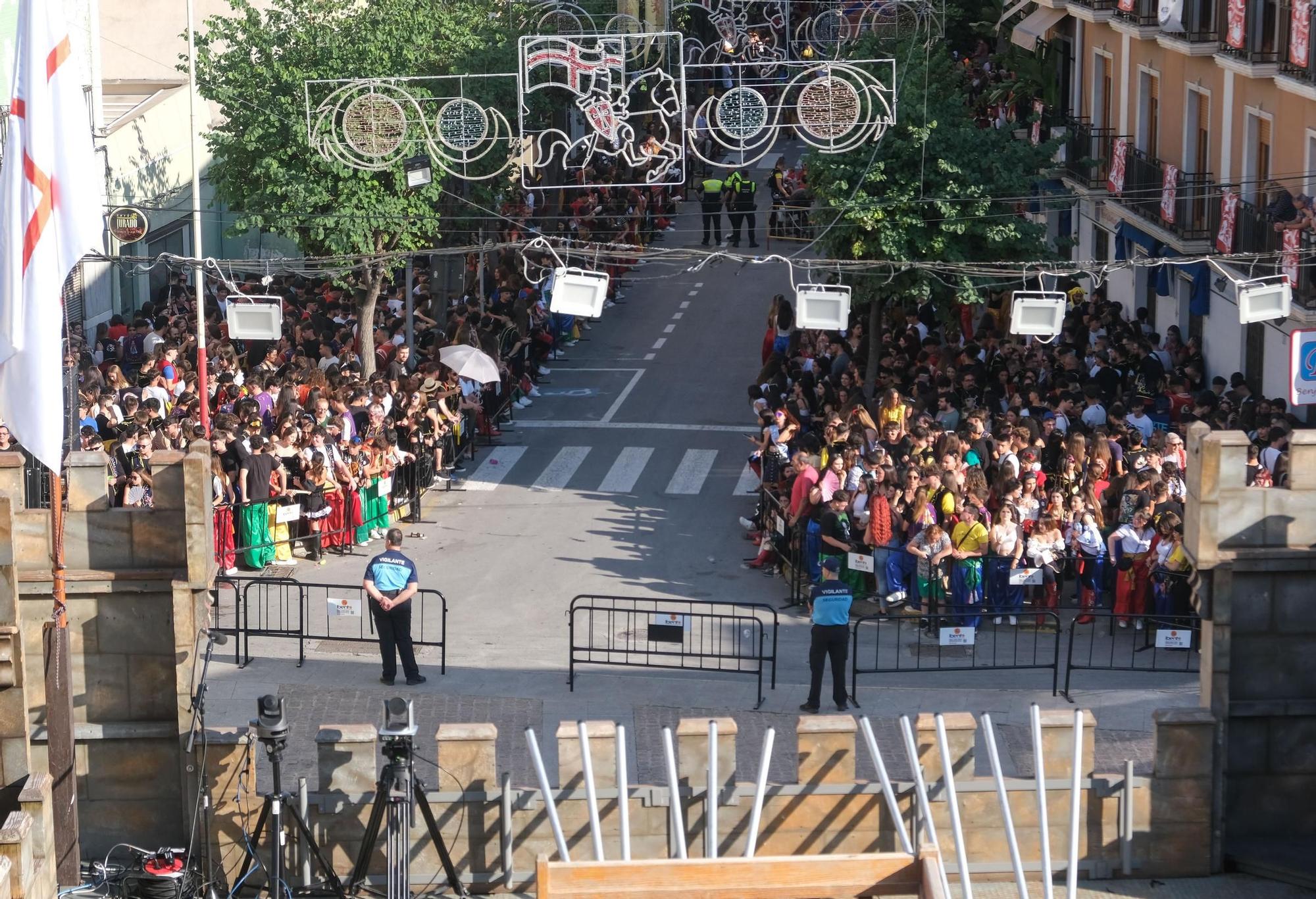 La entrada de bandas  y el Pasodoble Idella de los Moros y Cristianos de Elda en imágenes