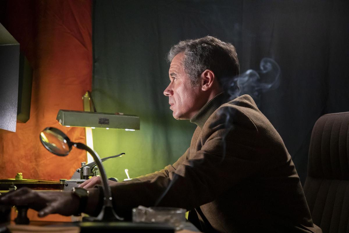 El actor, Rafael Maza, interpretando a José María Forqué en 'Forqué. El oficio de hacer cine'