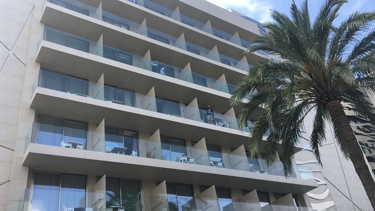 Fallecen dos jóvenes en Ibiza tras precipitarse desde un hotel