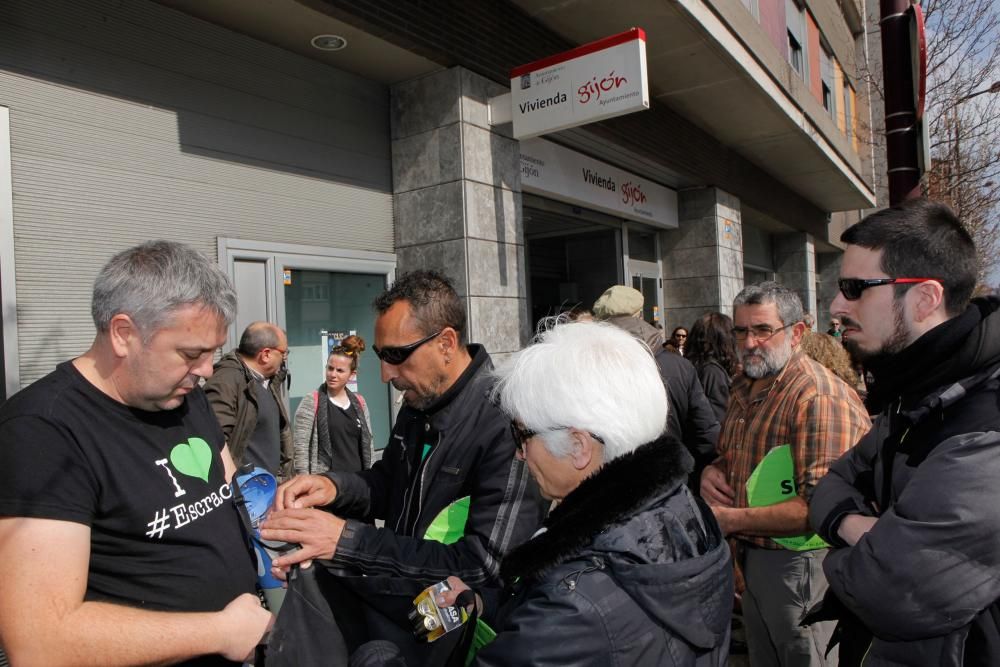 Concentración ante la oficina de vivienda de Gijón de la plataforma antidesahucios