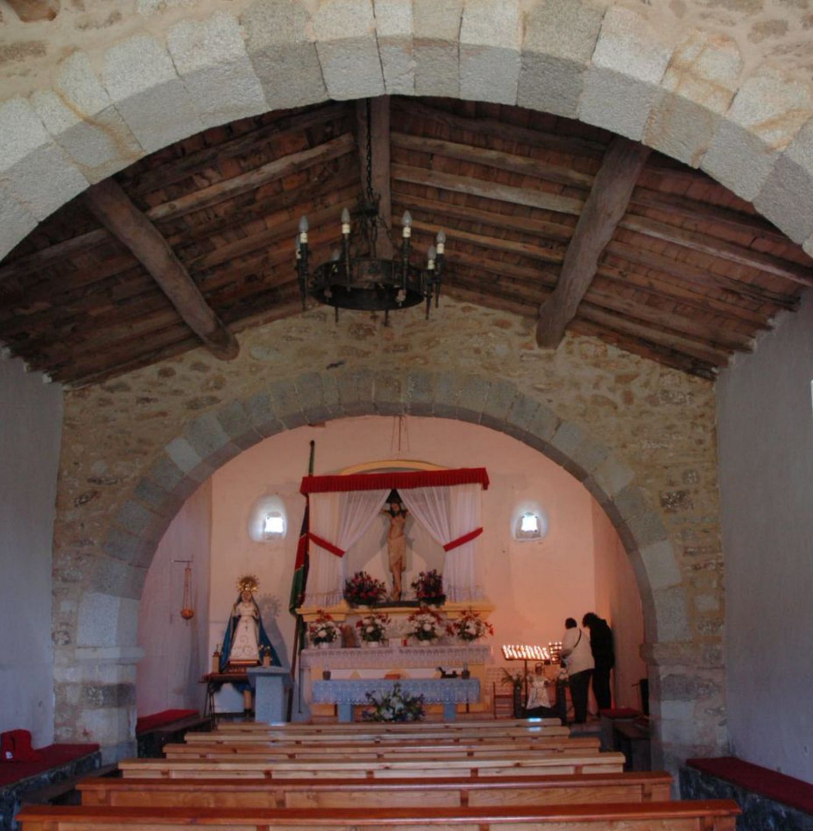 Aspecto del interior de la ermita el día de la romería. | Ch. S.
