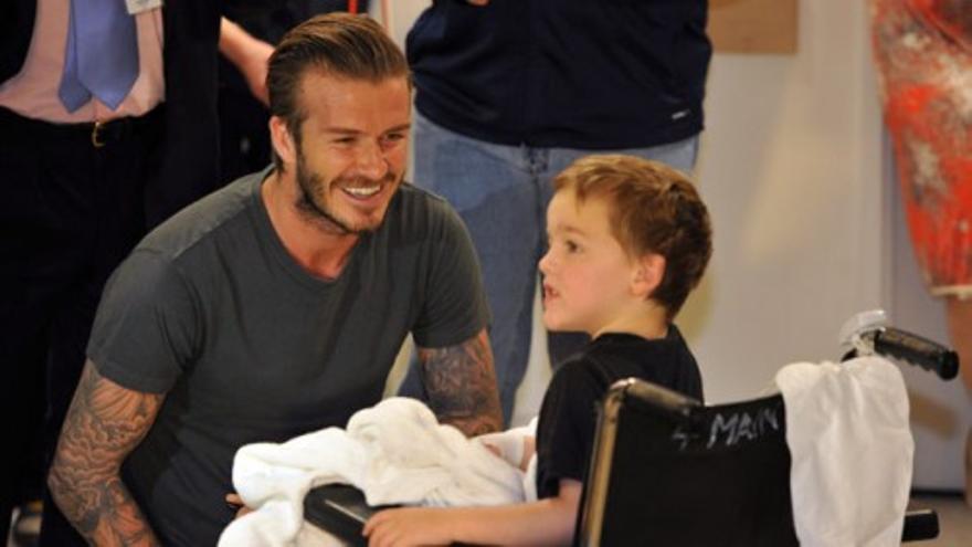 Beckham visita a niños enfermos