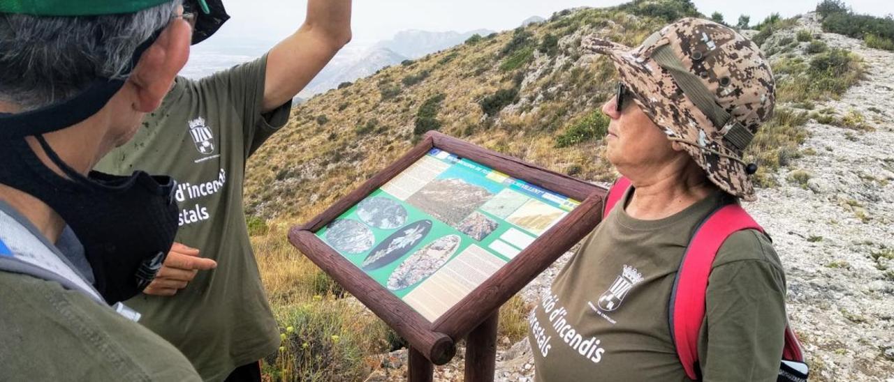 Los voluntarios medioambientales se organizan por grupos para peinar los recursos naturales de Crevillent y recogen todo tipo de basura, como latas oxidadas.