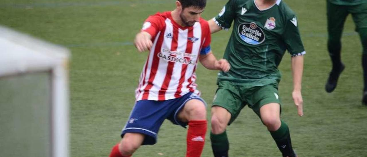 Mauro protege un balón ante el acoso de un futbolista del Fabril Deportivo. // Gonzalo Núñez