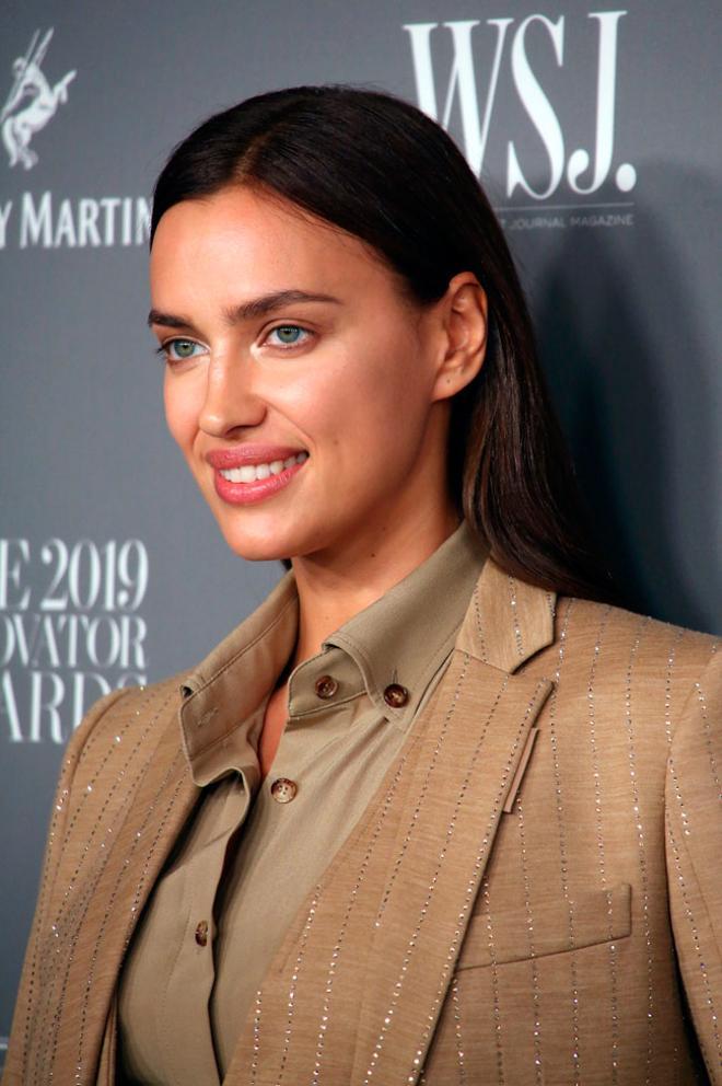 El maquillaje luminoso de Irina Shayk con traje de Burberry