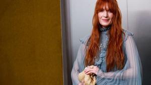 Florence Welch posa durante la colección Gucci Otoño/Invierno 2023/2024 en la Semana de la Moda de Milán, Italia.