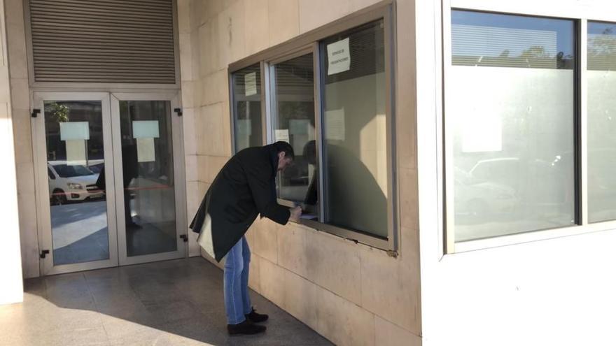 El expresidente de la Generalitat Eduardo Zaplana, ayer, firmando su personación en los juzgados de València.