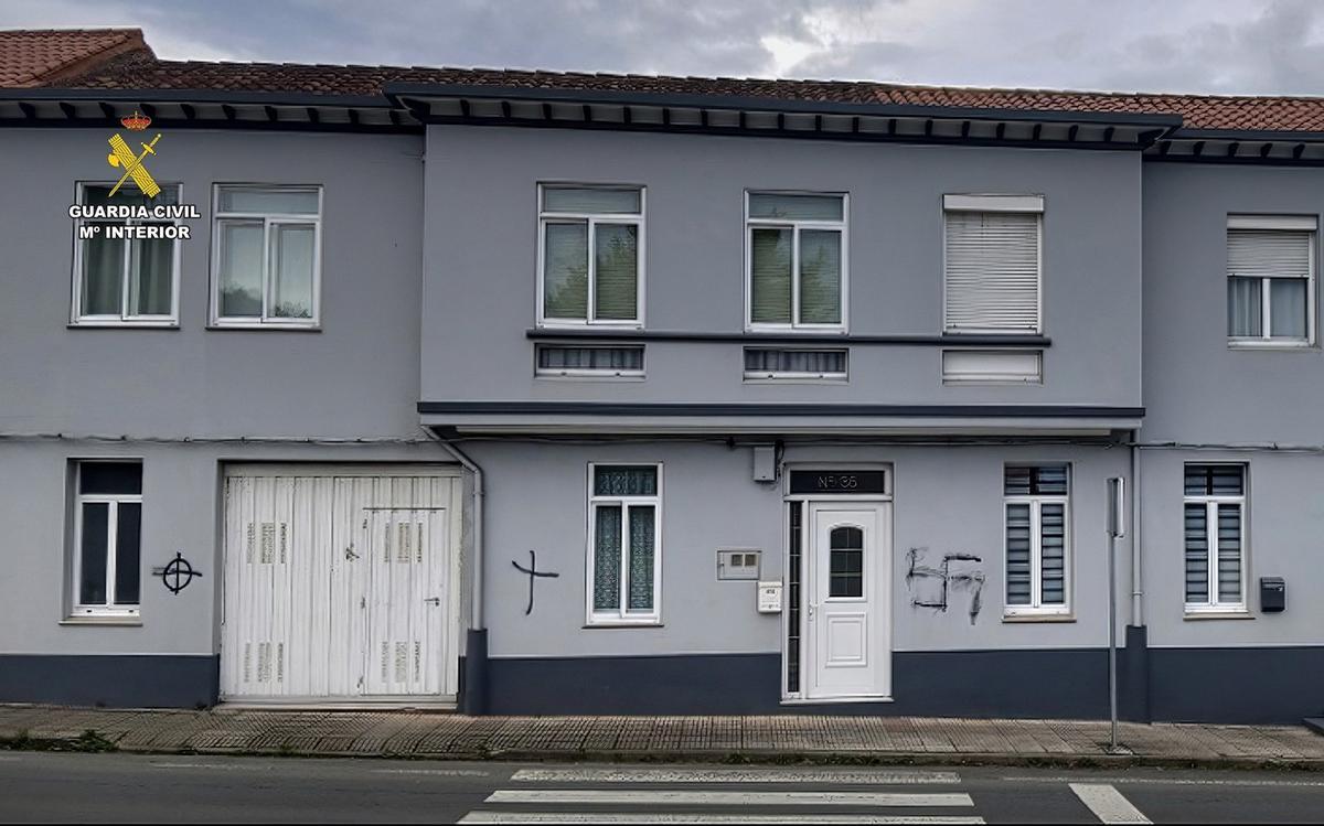 Imagen de uno de los edificios de Cariño con pintadas, entre las que destaca una esvástica nazi.