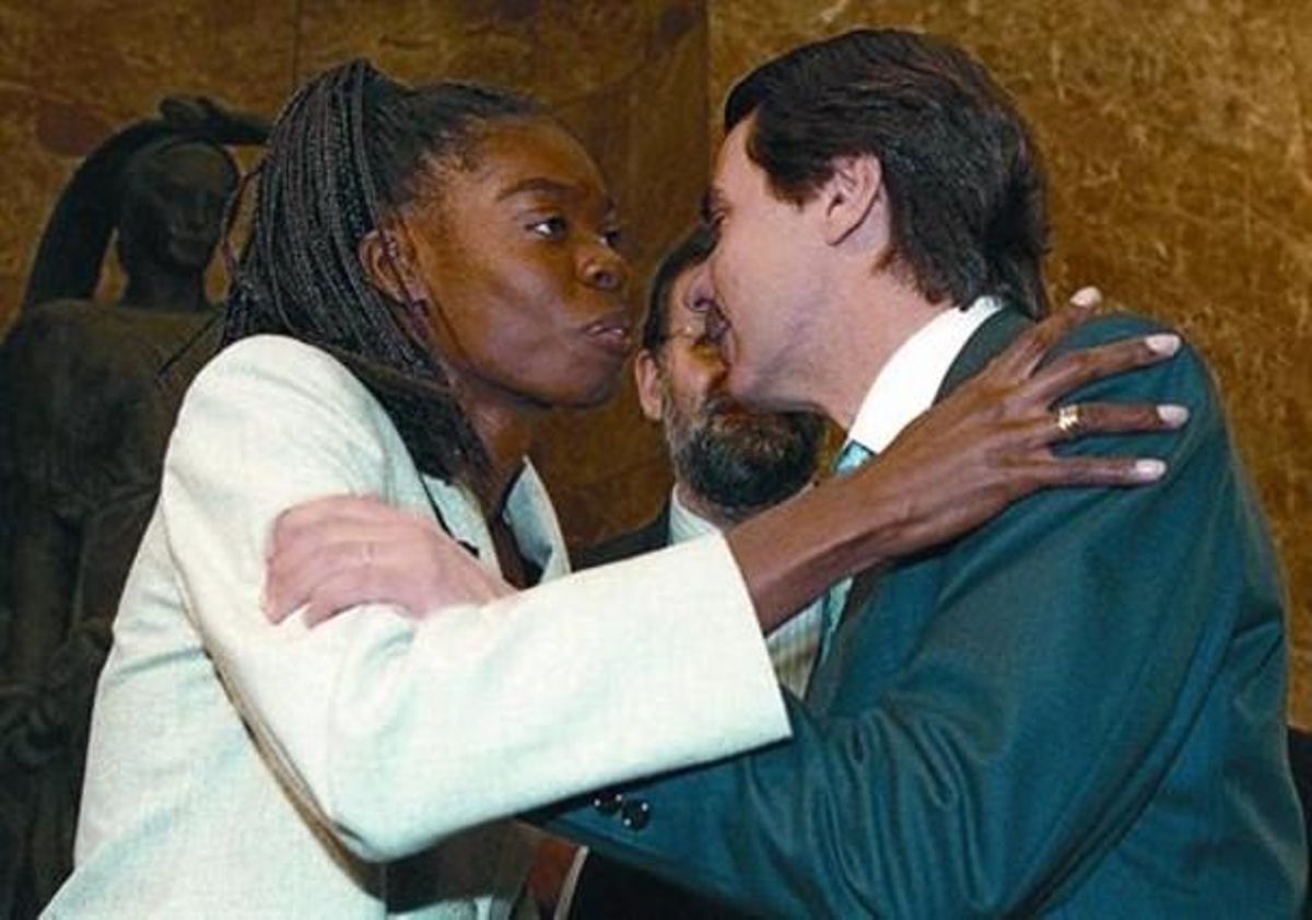 Niurka Montalvo saluda José María Aznar durant unes jornades sobre esport, el febrer del 2000. Niurka Montalvo saluda José María Aznar durant unes jornades sobre esport, el febrer del 2000.
