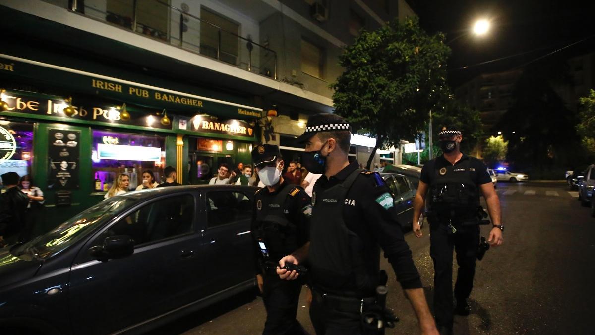 Policías locales patrullan ya las zonas de ocio nocturno en el barrio de Ciudad Jardín.