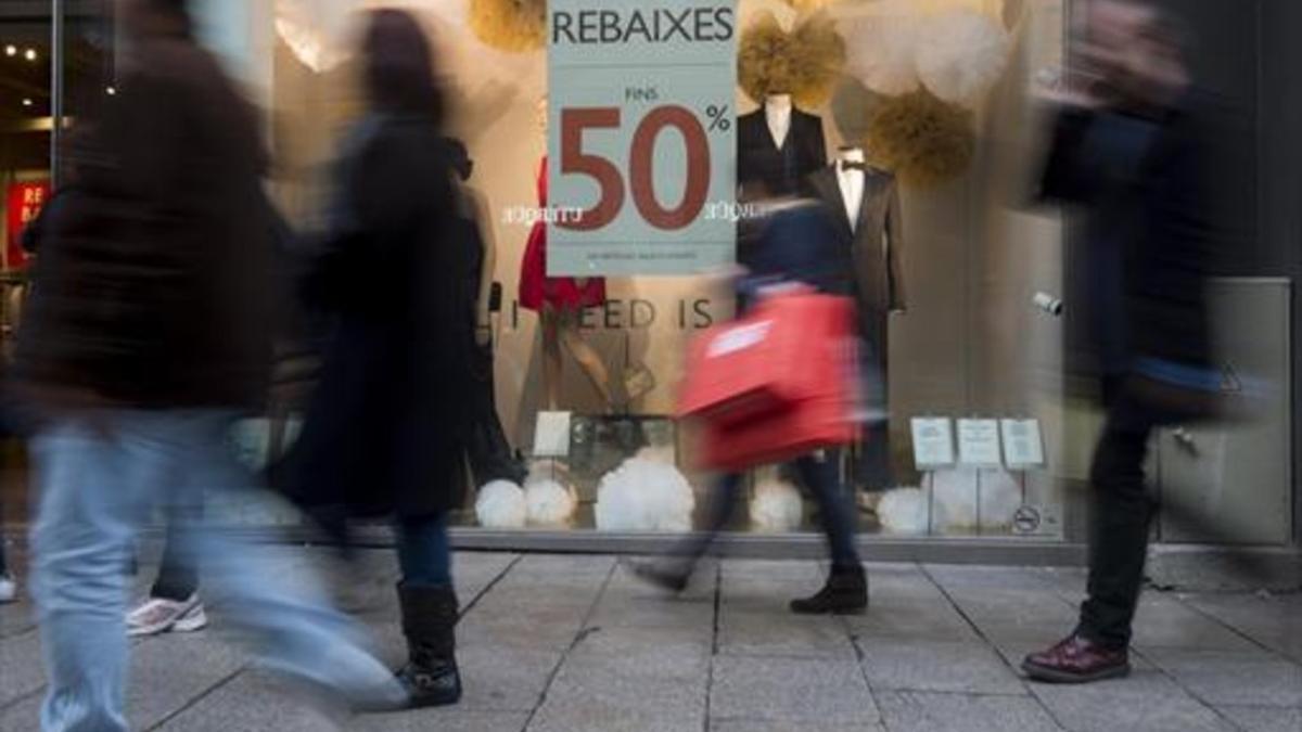 Anuncio de rebajas, en un comercio del Portal de l'Àngel de Barcelona.