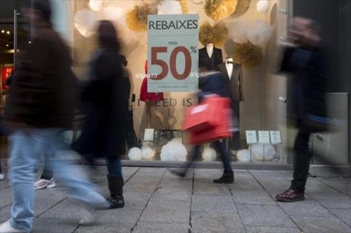 Anuncio de rebajas, en un comercio del Portal de l’Àngel de Barcelona.