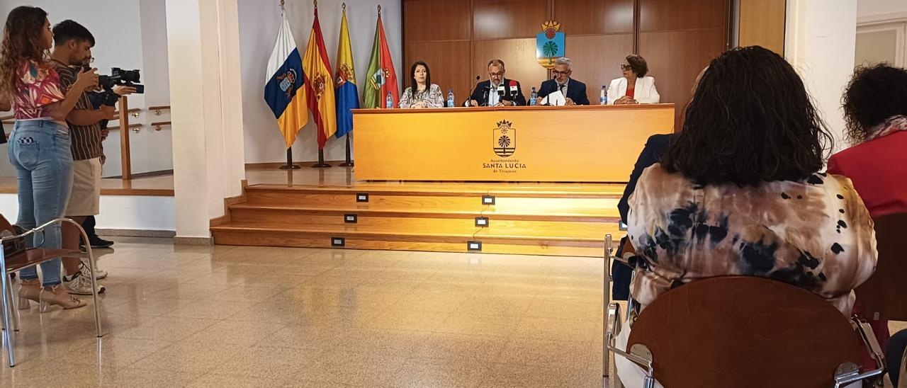 Firma del convenio enre el alcalde de Santa Lucía, Francisco García y el rector de la ULPGC, LluÍs Sierra.