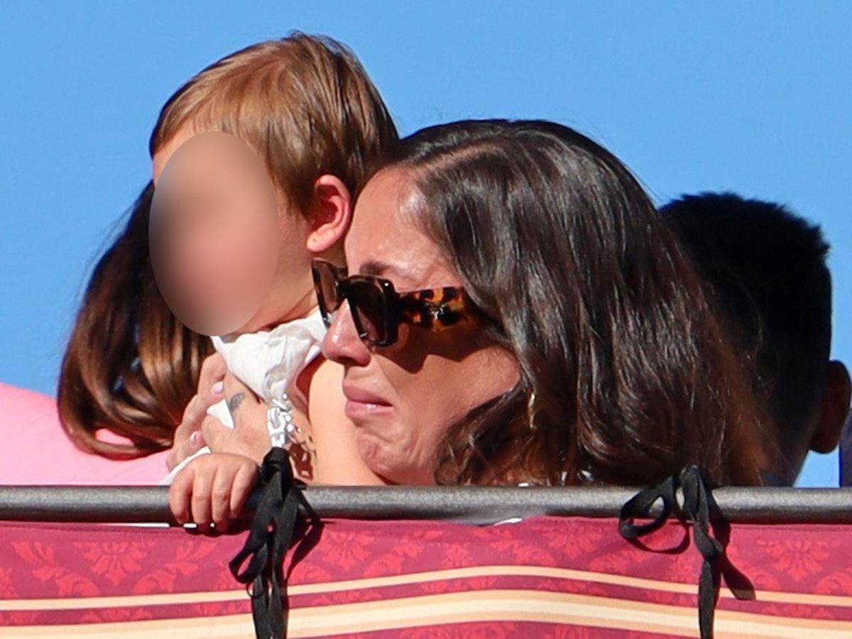 Anabel Pantoja, Emocionada, Con Su Hija Alma Disfrutando De Una Procesión El Lunes Santo En Sevilla
