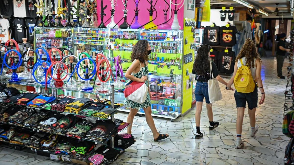 Interior de El Mercadillo este viernes, dividido en diversos espacios comerciales.