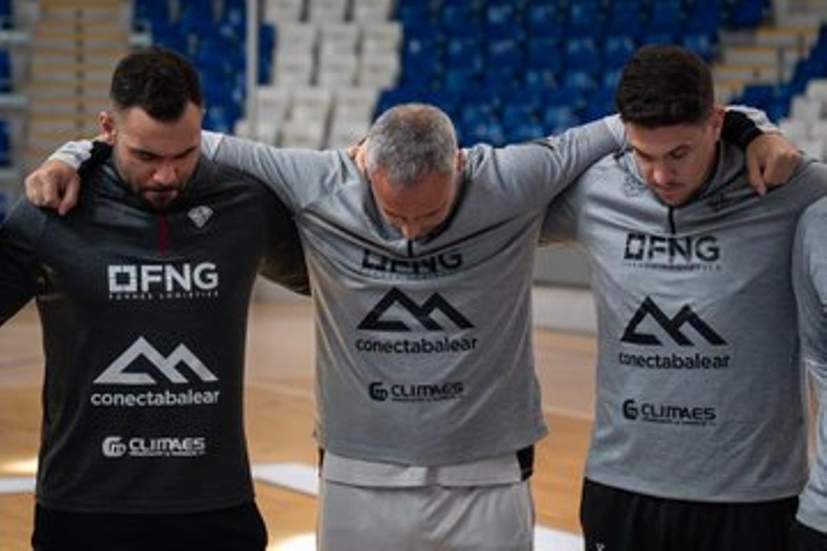 Vadillo, en el centro, durante el minuto de silencio.