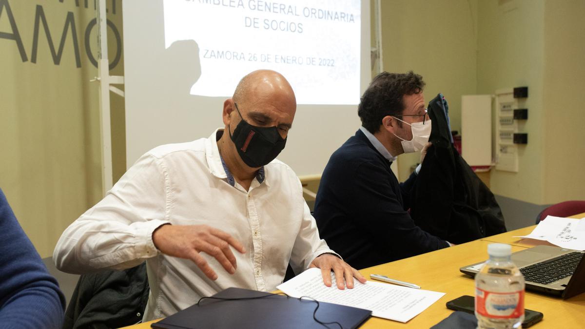 Quintana y Gómez en la última Asamblea General Ordinaria del Balonmano Zamora.