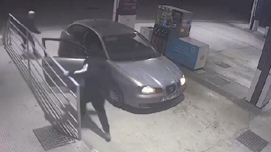 Atracan a punta de cuchillo una gasolinera de Lorca y huyen en un Seat Ibiza