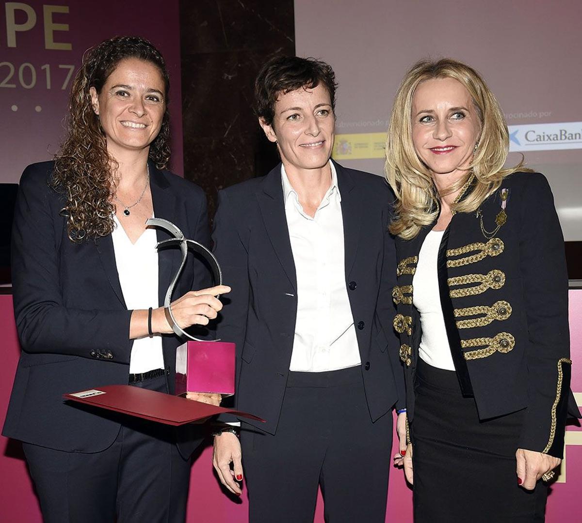 Dos representantes de la selección española femenina de baloncesto junto a Ana Bujaldón, presidenta de FEDEPE