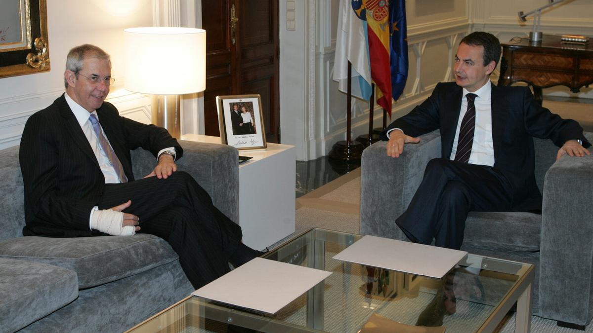Emilio Pérez Touriño y José Luis Rodríguez Zapatero, ayer, durante su entrevista en La Moncloa. / A. V.