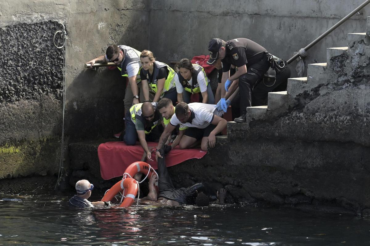 Rescate de un hombre tras volcar un cayuco en el puerto de La Restinga, El Hierro