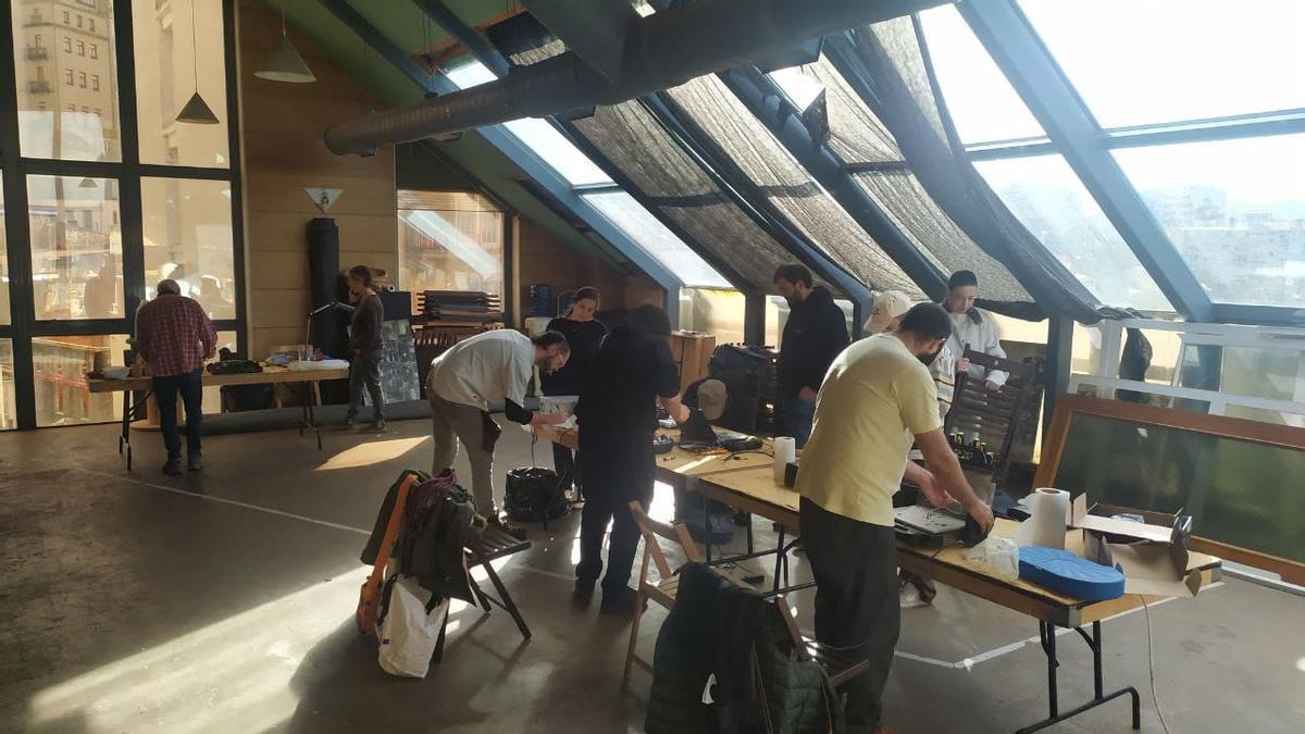 Personas arreglan sus objetos en un Espacio de Reparación Colectiva organizado en Vigo