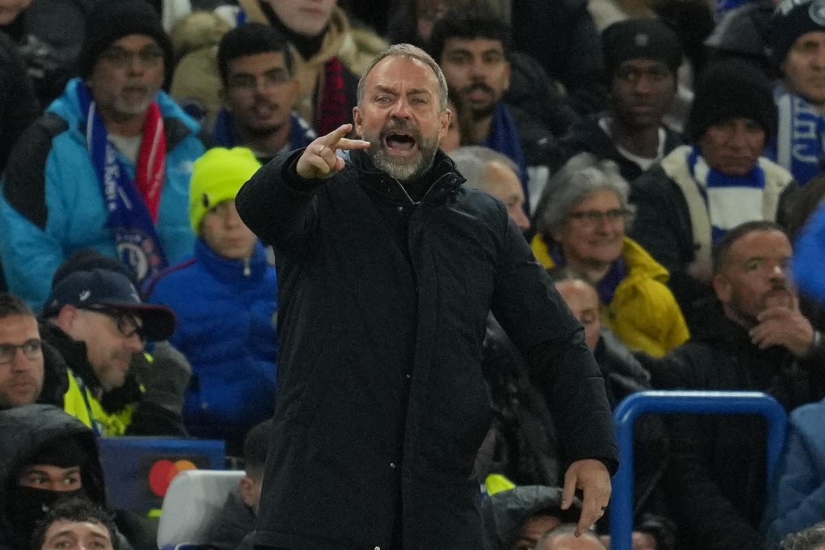 Hansi Flick, técnico del Barça, grita en Stamford Bridge.