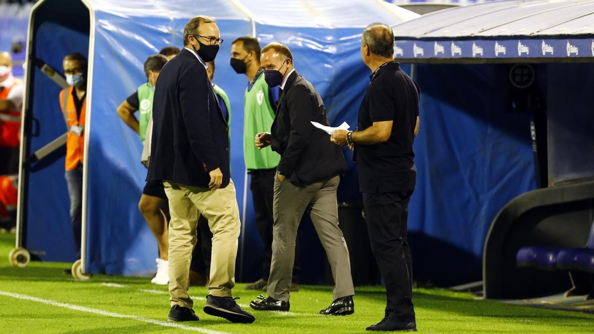 El vicepresidente, Fernando Sainz de Varanda, y el presidente, Christian Lapetra, dialogan con JIM antes de jugar con el Cartagena.