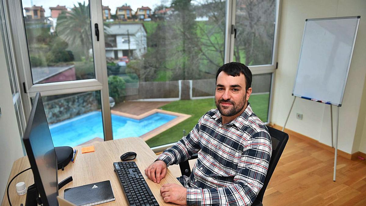 Pablo Torres trabaja desde su casa, en Sada.