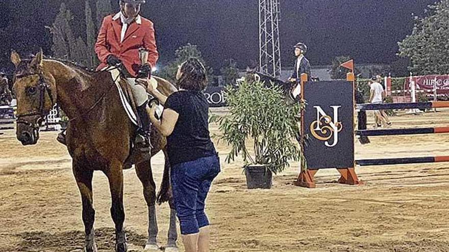 Carlos Mayol y Macaco recibe el primer trofeo de la prueba a 1.15m de manos de Maria Llop, de Bunyola.