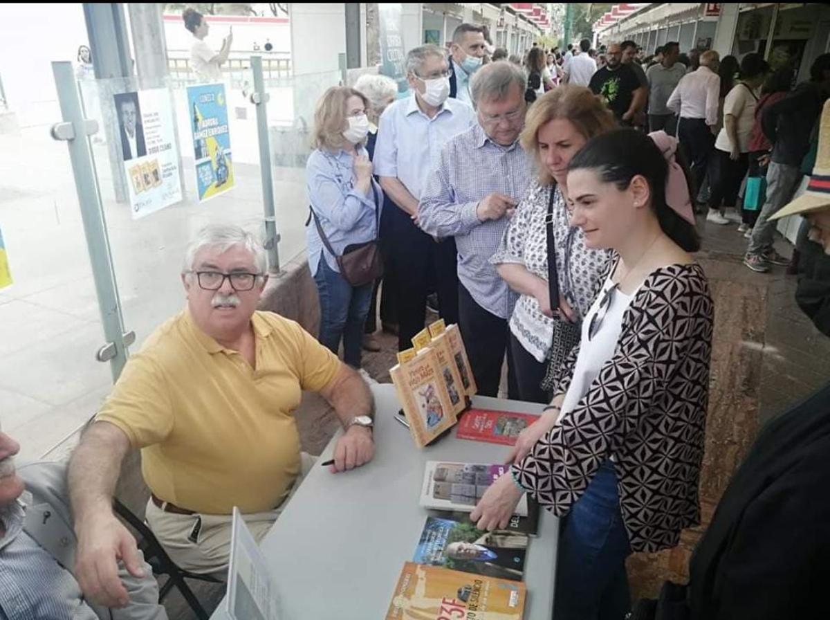 Diego Ceano firma ejemplares de su trilogía en la actual Feria del Libro de Málaga.