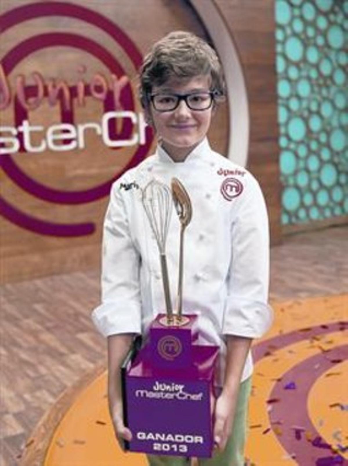 El jove Mario Palacios, amb el trofeu de ’MasterChef Junior’.