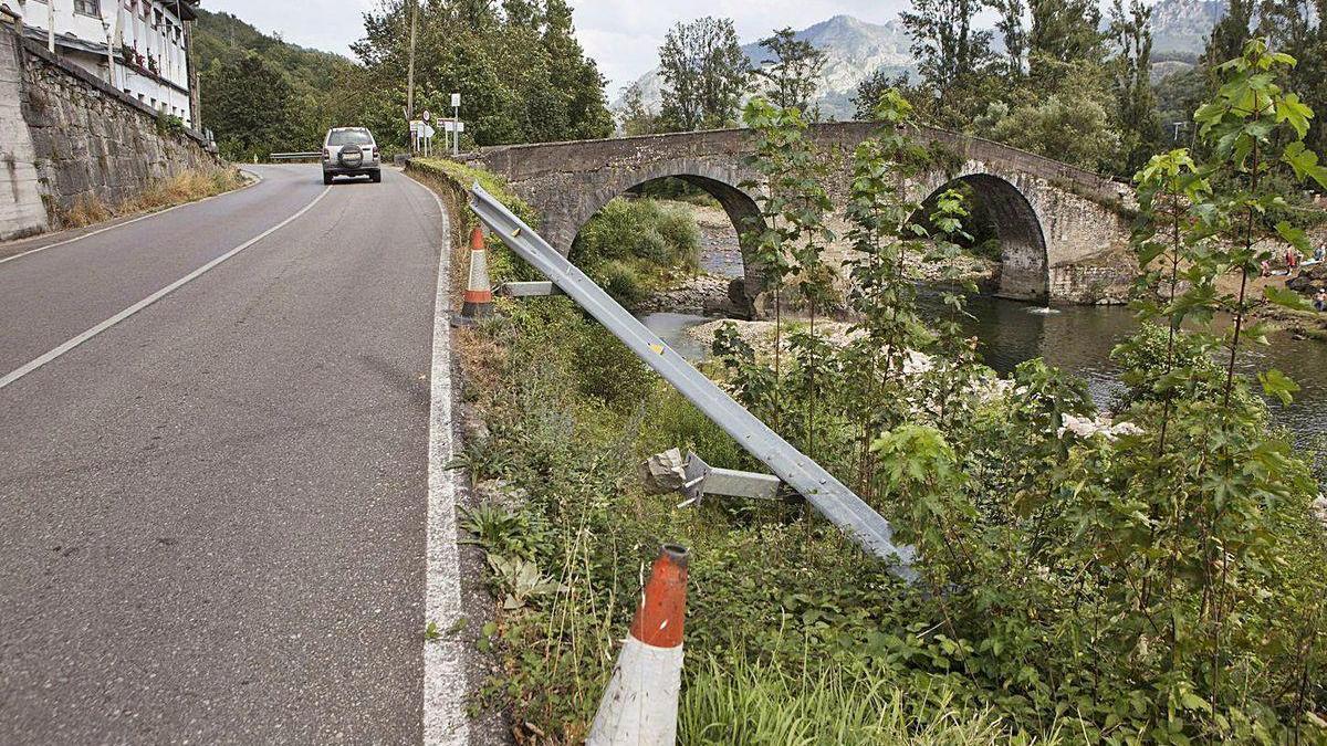 Piden el arreglo del quitamiedos y la carretera en Puente d&#039;Arcu