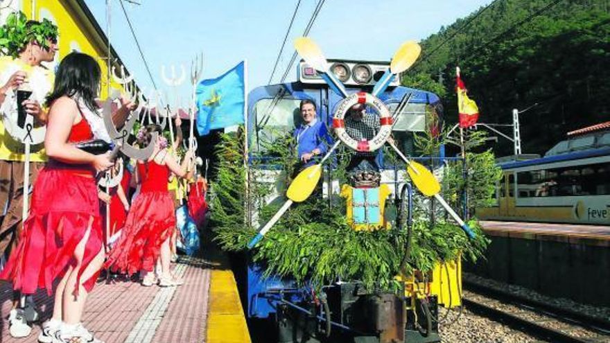 El «tren del Sella», el pasado sábado, segundos antes de partir de la estación de Arriondas.