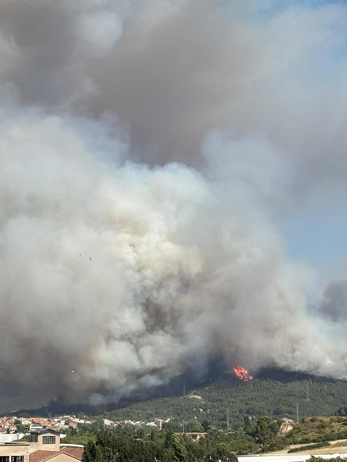 L'incendi crema amb alta intensitat, segons els Bombers