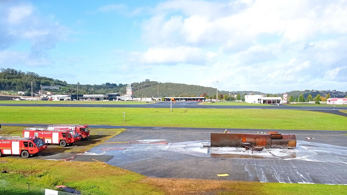 Simulacro de accidente aéreo en el aeropuerto de A Coruña.