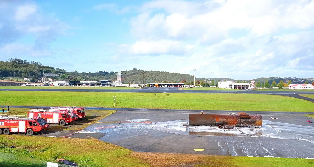 Simulacro de accidente aéreo en el aeropuerto de A Coruña.