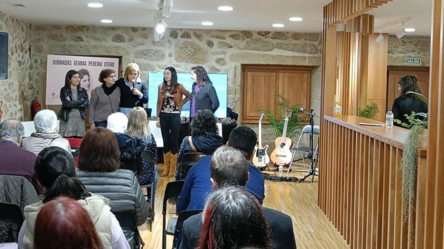 Rosa Arcos y Digna Rivas, ayer en el acto inaugural de la nueva oficina de Turismo de Redondela. |   // FDV