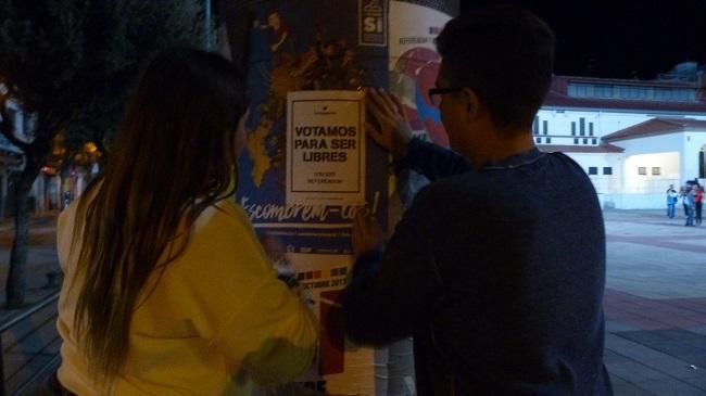 Enganxada de cartells a Olesa de Montserrat.