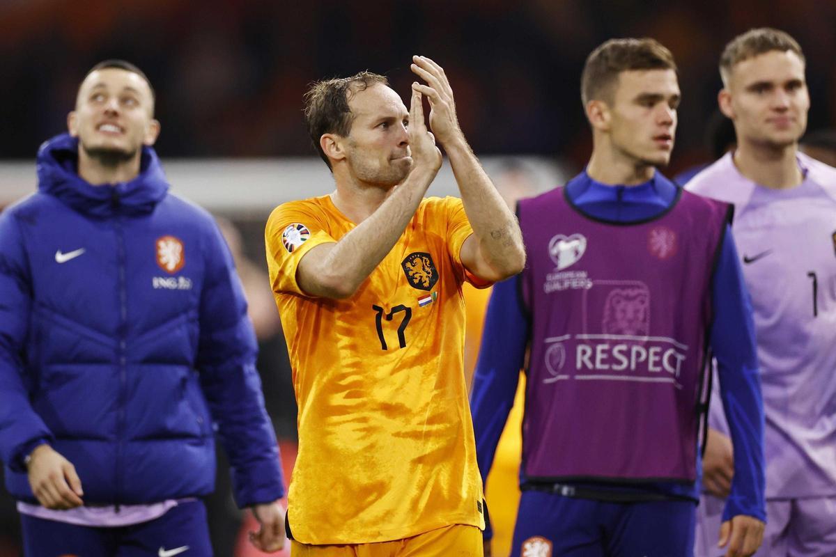 Blind aplaudeix després d'un partit amb els Països Baixos