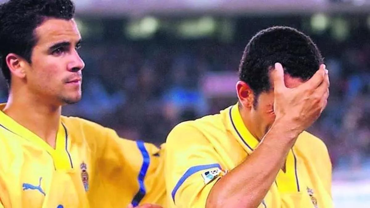 Ángel López consuela a Vinny.