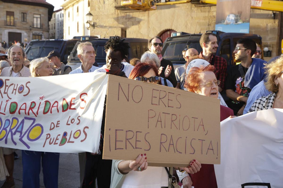 En imágenes: unas 200 personas en la contramanifestación de la plaza del Marqués en Gijón
